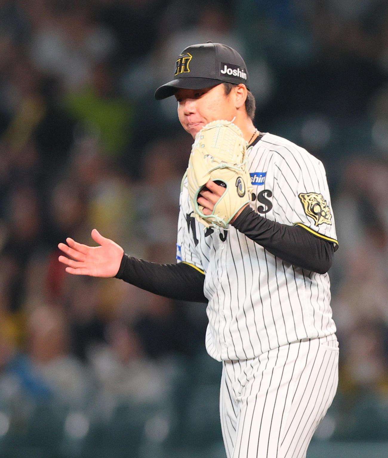 阪神対ヤクルト　9回表ヤクルト2死、村上はオスナを右飛に仕留め完封勝利を挙げグラブをたたく（撮影・上山淳一）