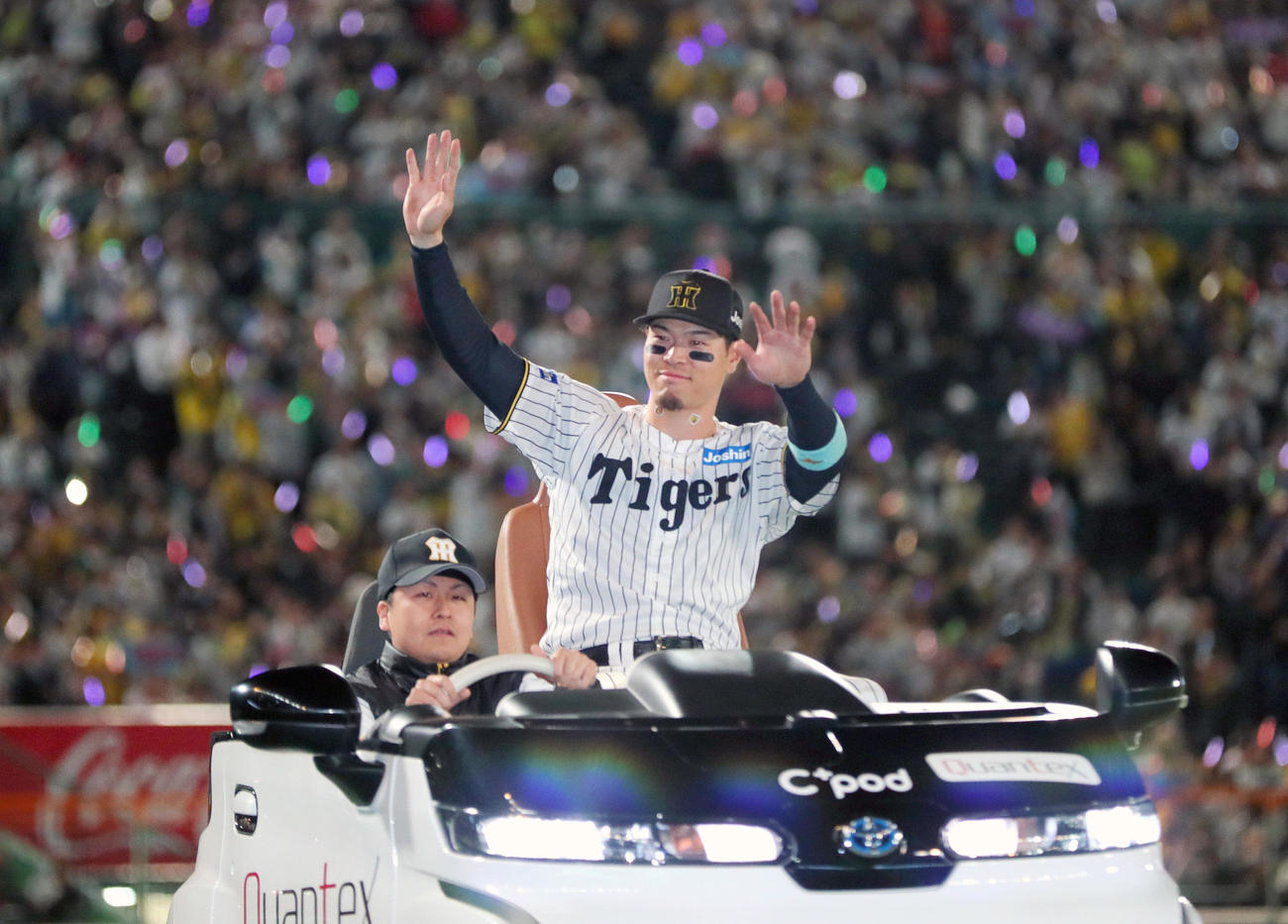 阪神対ヤクルト　ファンの声援に応えるヒーローの阪神佐藤輝（撮影・上山淳一）