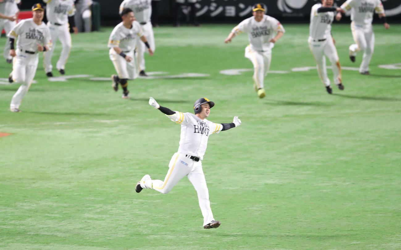 ソフトバンク対ロッテ　9回裏ソフトバンク2死満塁、川瀬晃は左越えにサヨナラとなる適時二塁打を放ち大喜び（撮影・梅根麻紀）