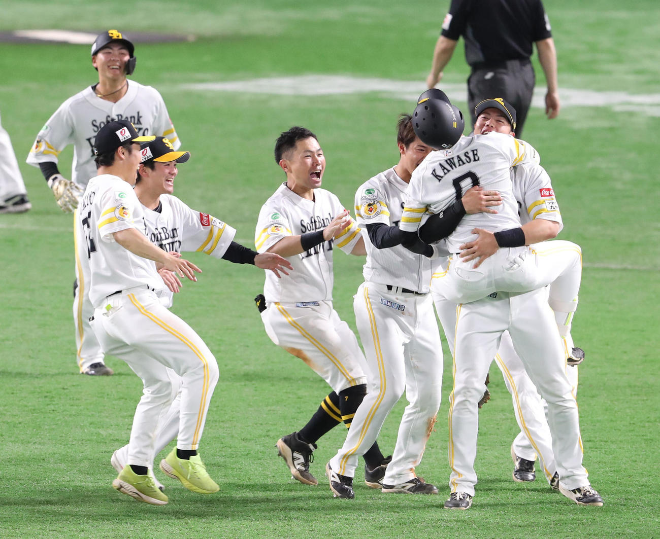 ソフトバンク対ロッテ　9回裏ソフトバンク2死満塁、川瀬のサヨナラとなる適時二塁打で喜ぶナイン（撮影・梅根麻紀）