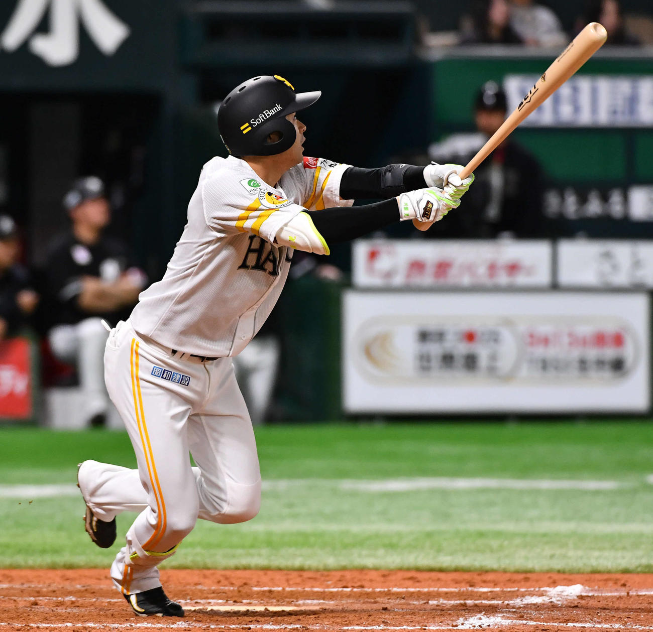 ソフトバンク対ロッテ　9回裏ソフトバンク2死満塁、川瀬は左越えに逆転サヨナラ二塁打を放つ（撮影・岩下翔太）