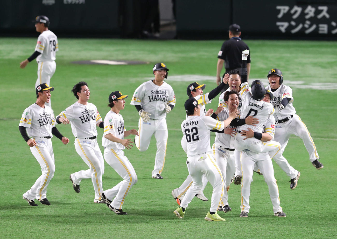 ソフトバンク対ロッテ　9回裏ソフトバンク2死満塁、川瀬のサヨナラとなる適時二塁打で喜ぶナイン（撮影・梅根麻紀）