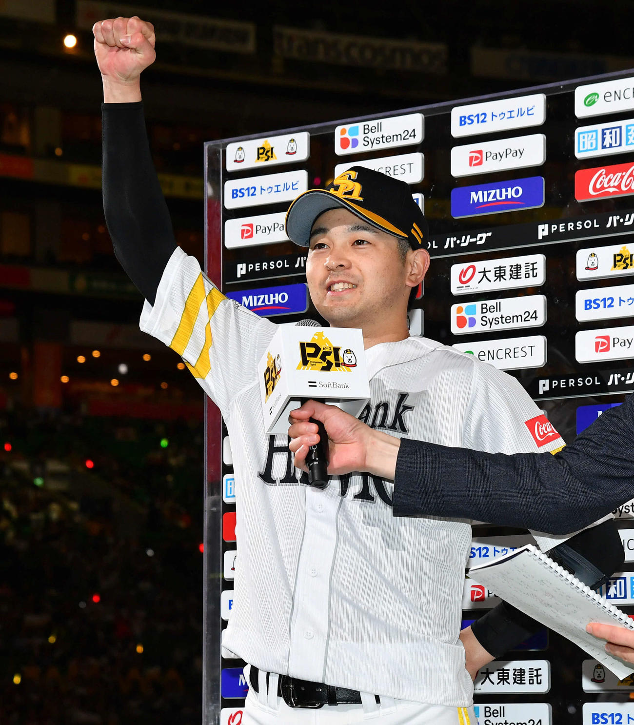 ソフトバンク対ロッテ　逆転サヨナラ二塁打を放った川瀬はお立ち台でガッツポーズ（撮影・岩下翔太）