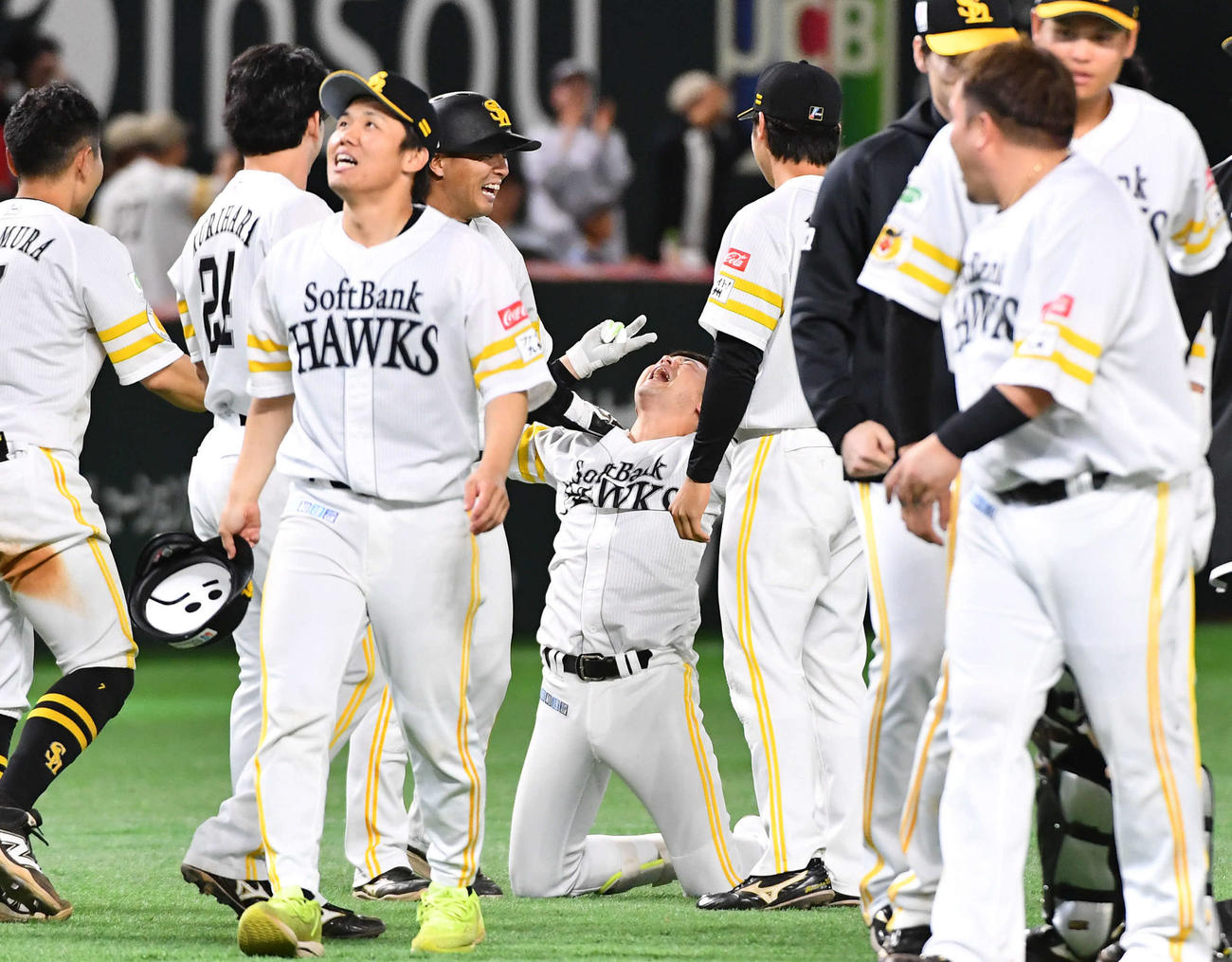 ソフトバンク対ロッテ　9回裏ソフトバンク2死満塁、左越えに逆転サヨナラ二塁打を放ち、歓喜する川瀬（中央）（撮影・岩下翔太）