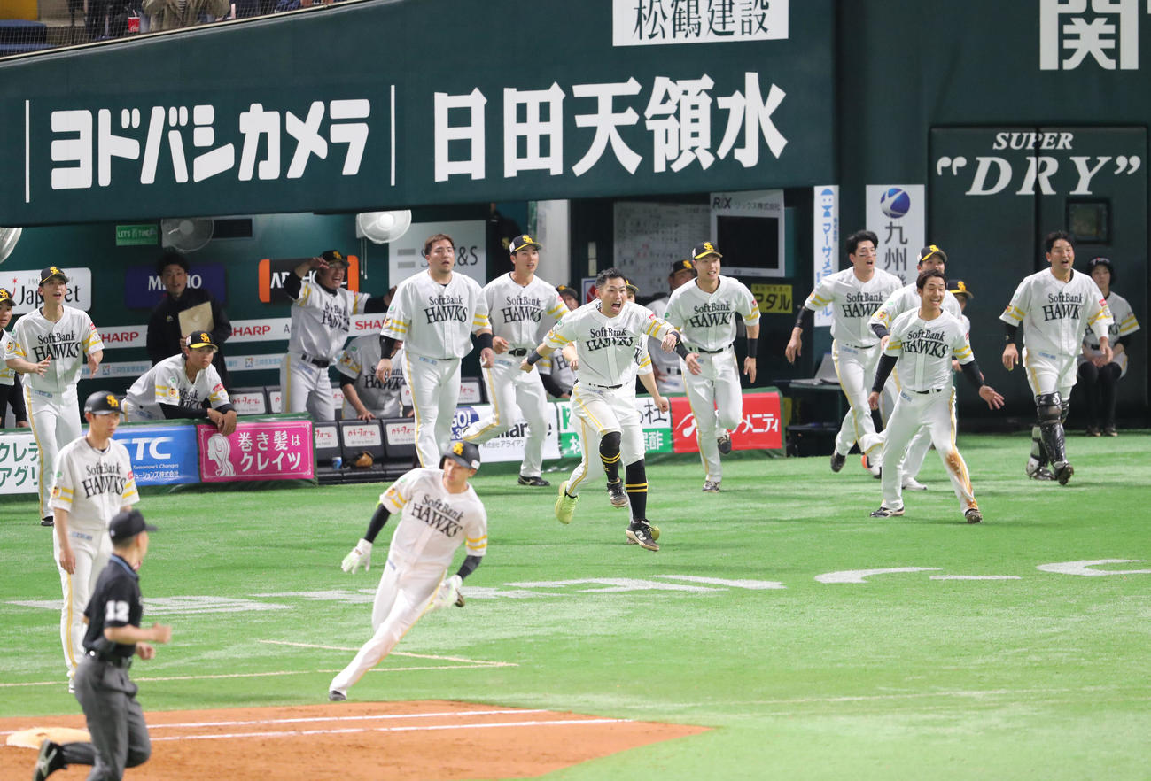 ソフトバンク対ロッテ　9回裏ソフトバンク2死満塁、川瀬のサヨナラとなる適時二塁打で喜ぶナイン（撮影・梅根麻紀）