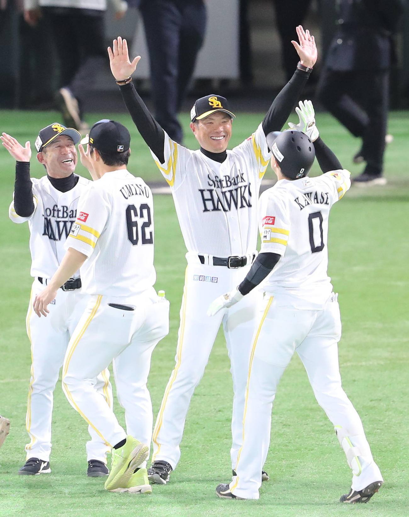 ソフトバンク対ロッテ　サヨナラ打を放った川瀬を大喜びで出迎える小久保監督（撮影・梅根麻紀）