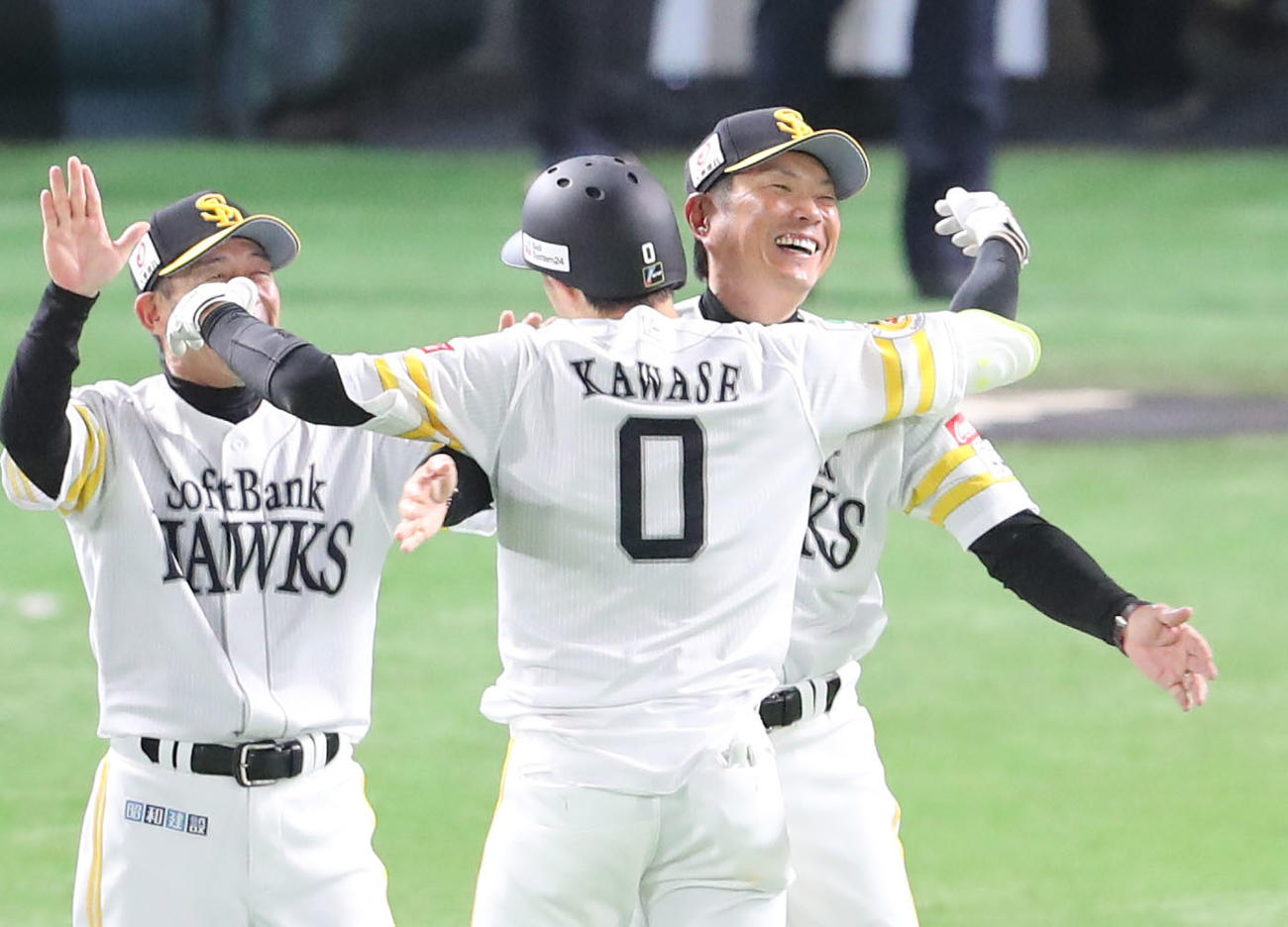 ソフトバンク対ロッテ　サヨナラ打を放った川瀬を大喜びで出迎える小久保監督（撮影・梅根麻紀）