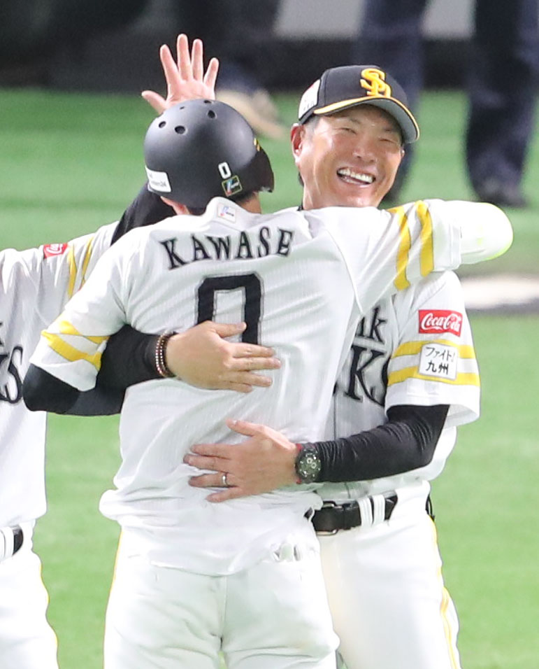 ソフトバンク対ロッテ　サヨナラ打を放った川瀬を大喜びで出迎える小久保監督（撮影・梅根麻紀）