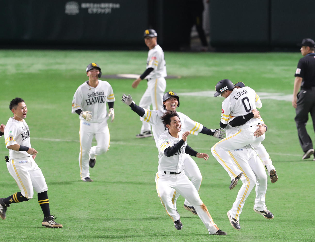 ソフトバンク対ロッテ　9回裏ソフトバンク2死満塁、川瀬のサヨナラとなる適時二塁打で喜ぶナイン（撮影・梅根麻紀）