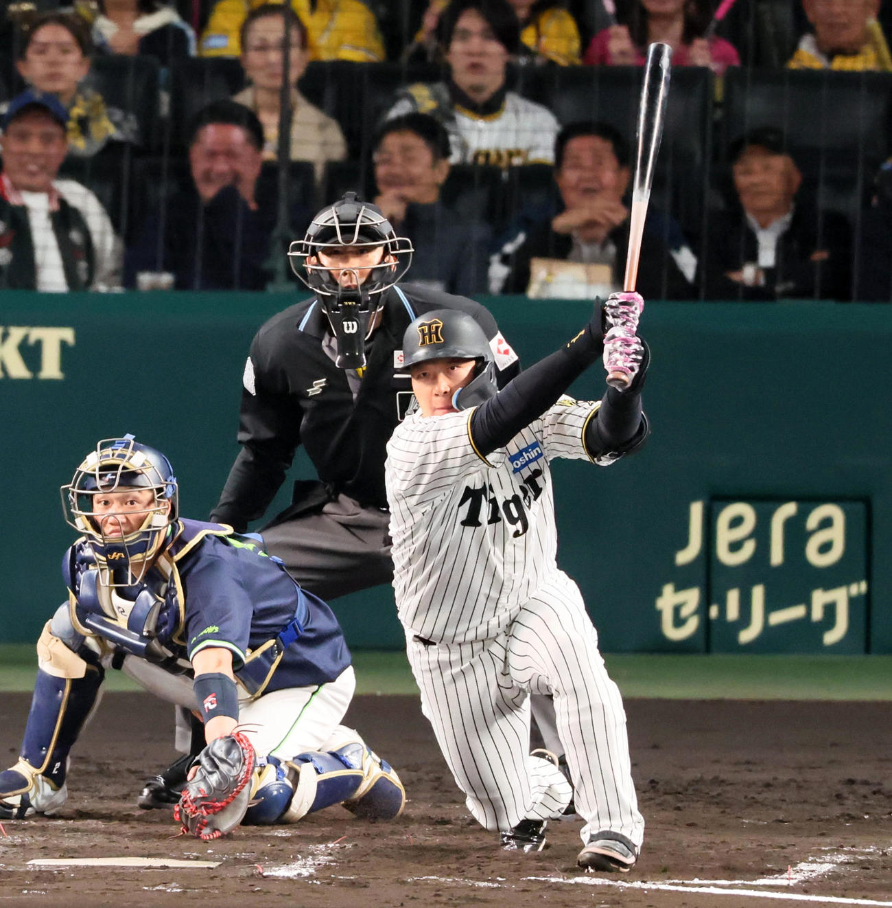 阪神対ヤクルト　6回裏阪神1死一、三塁、大山は中前適時打を放つ（撮影・加藤哉）