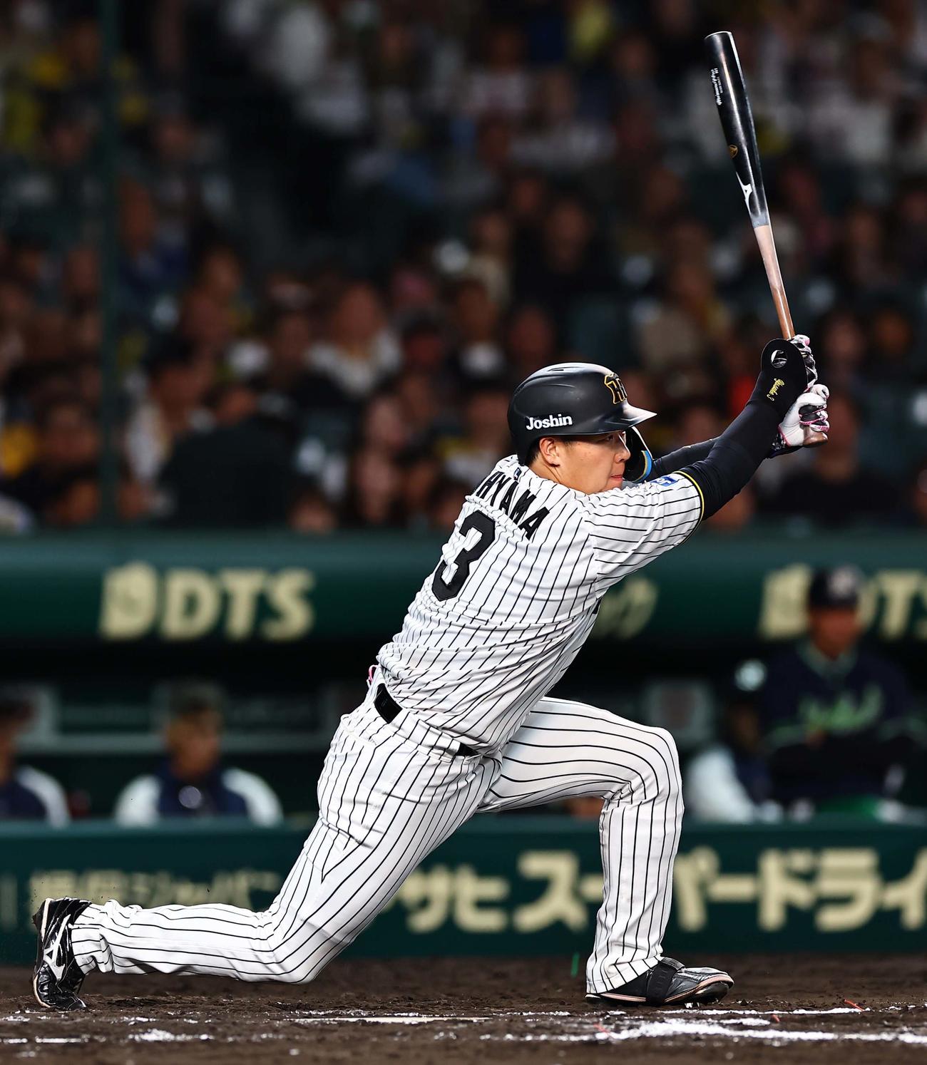 阪神対ヤクルト　6回裏阪神1死一、三塁、大山は中前に適時打を放つ（撮影・上田博志）