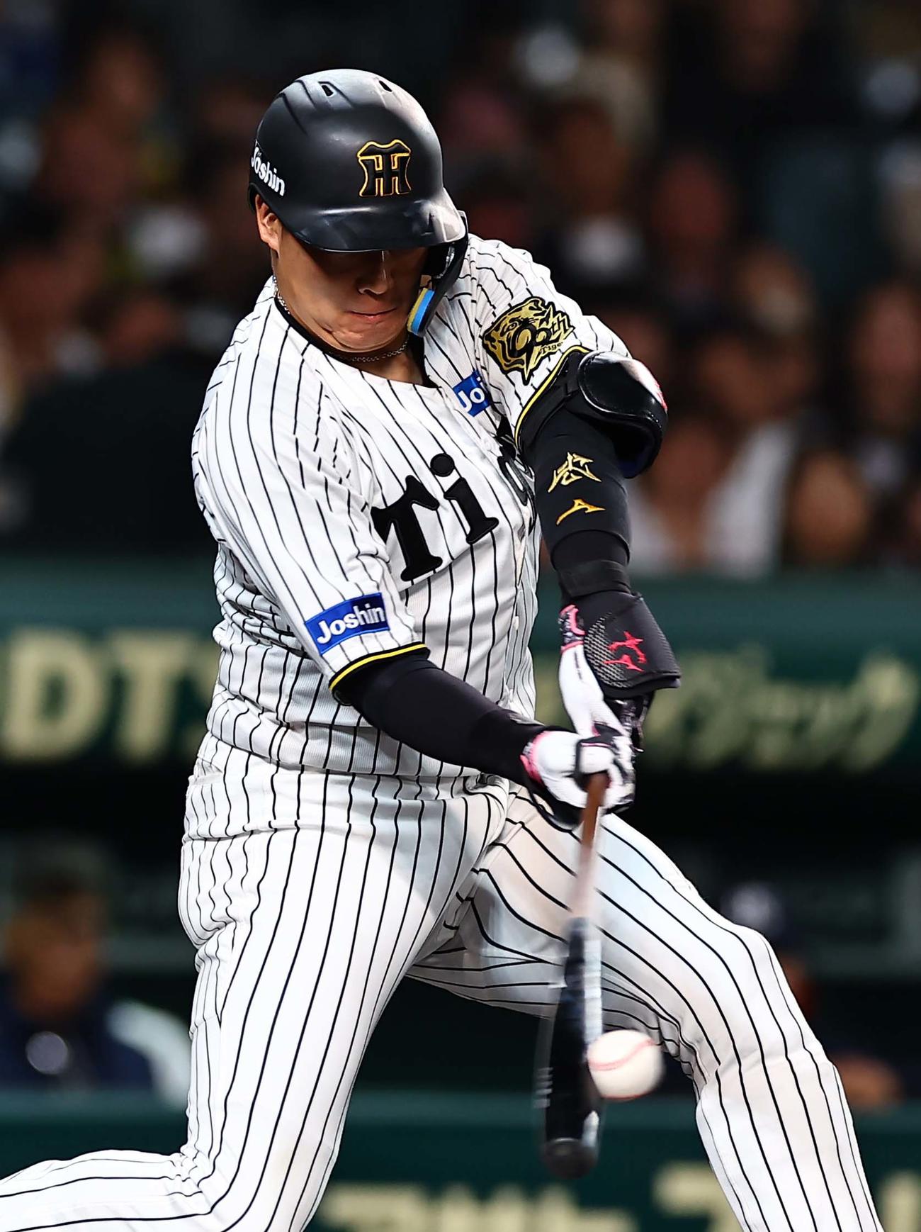 阪神対ヤクルト　6回裏阪神1死一、三塁、大山は中前に適時打を放つ（撮影・上田博志）