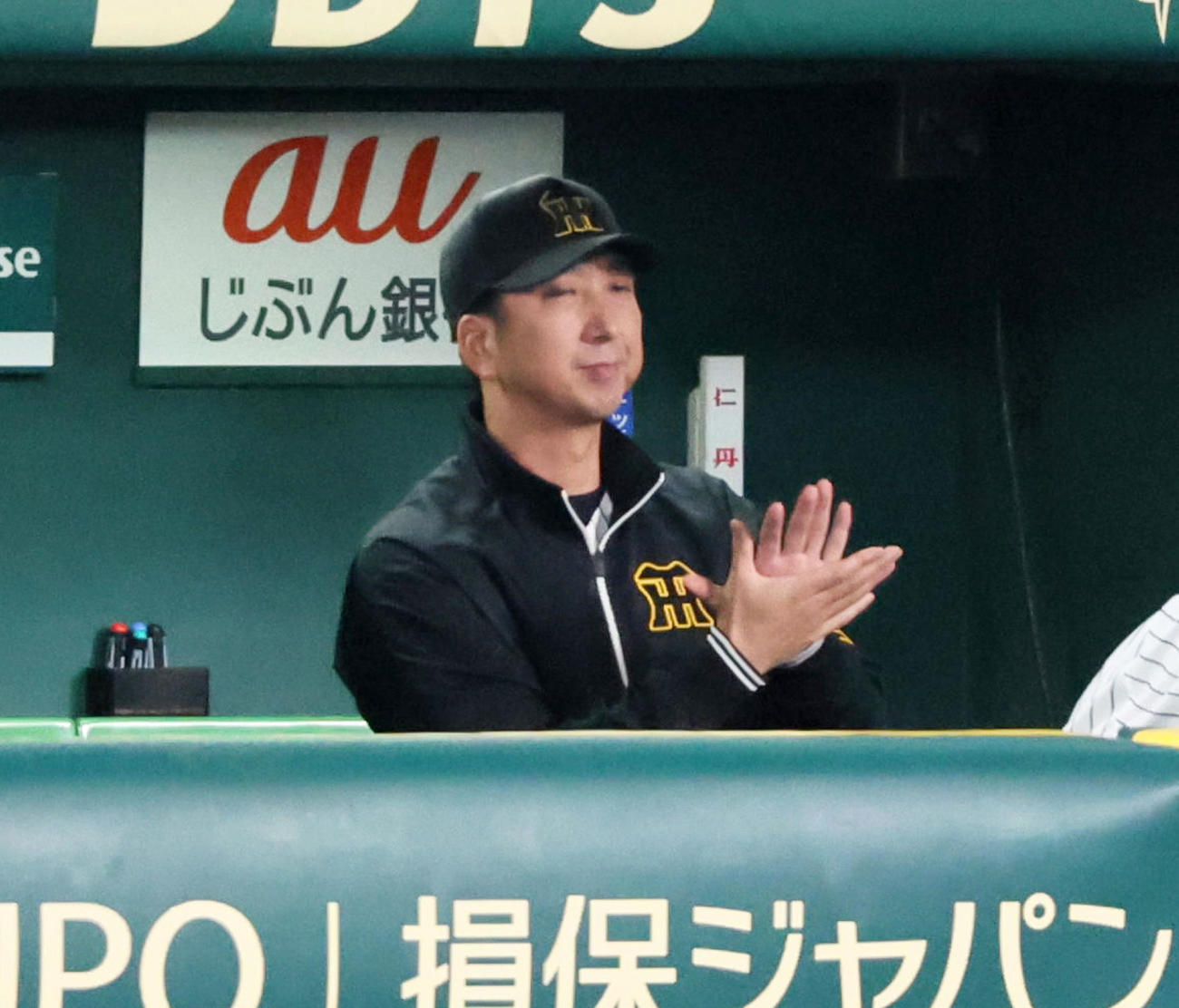 阪神対ヤクルト　6回裏阪神1死一、三塁、大山の中前適時打にベンチから拍手を送る藤川監督（撮影・加藤哉）