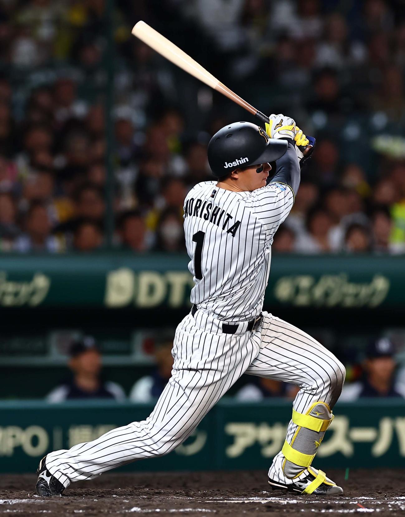 阪神対ヤクルト　7回裏阪神2死一、三塁、森下は適時内野安打を放つ（撮影・上田博志）