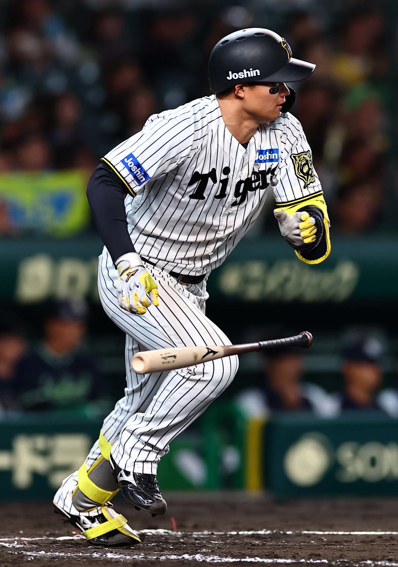 阪神対ヤクルト　7回裏阪神2死一、三塁、森下は適時内野安打を放つ（撮影・上田博志）
