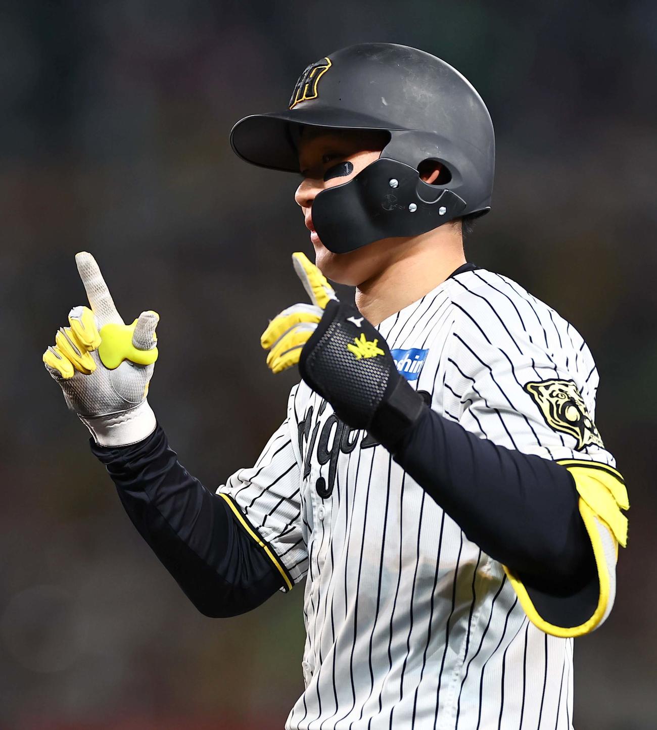 阪神対ヤクルト　7回裏阪神2死一、三塁、森下は適時内野安打を放つ（撮影・上田博志）