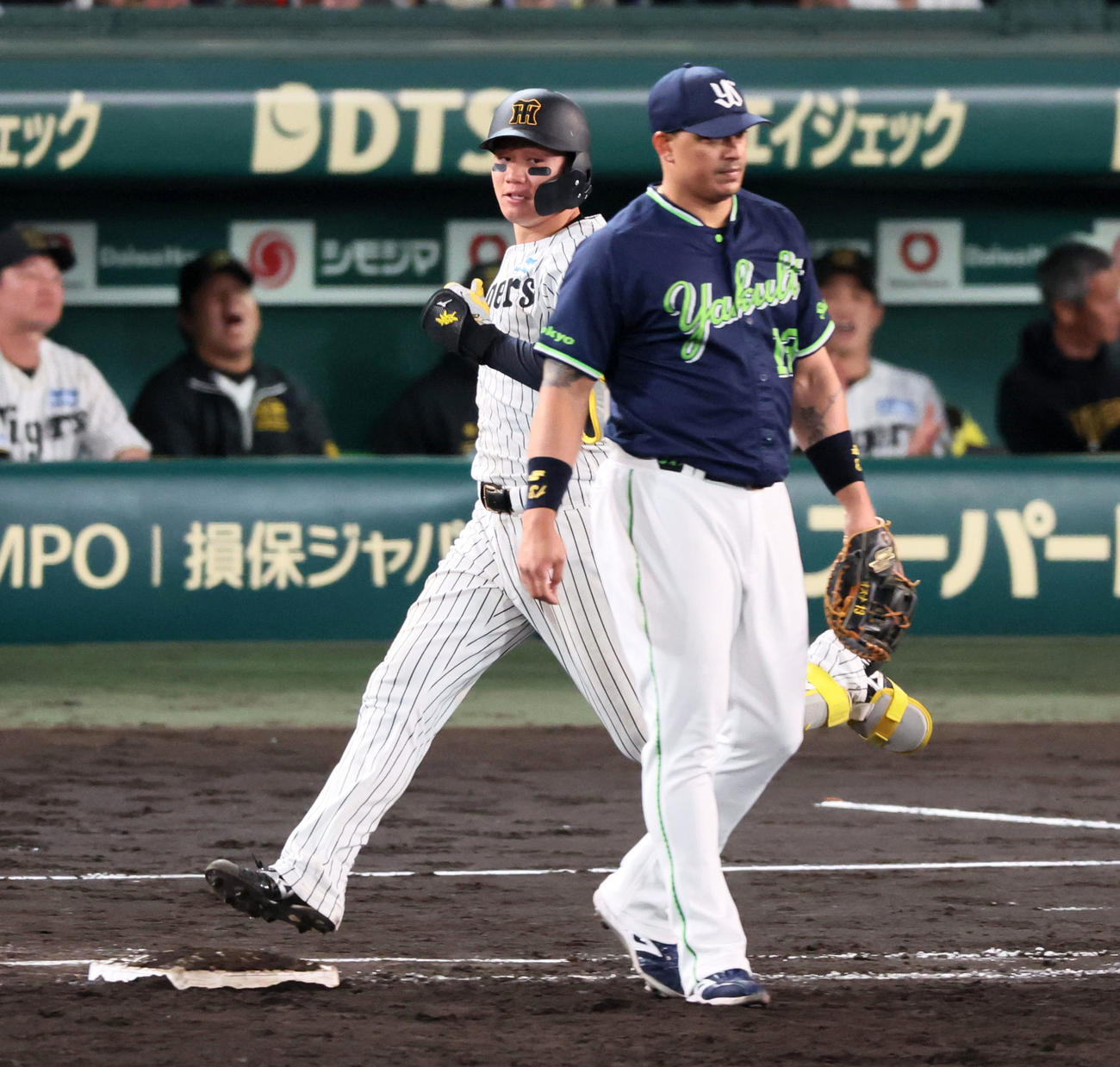 阪神対ヤクルト　7回裏阪神2死一、三塁、森下は遊へ適時内野安打を放つ。一塁手オスナ（撮影・加藤哉）