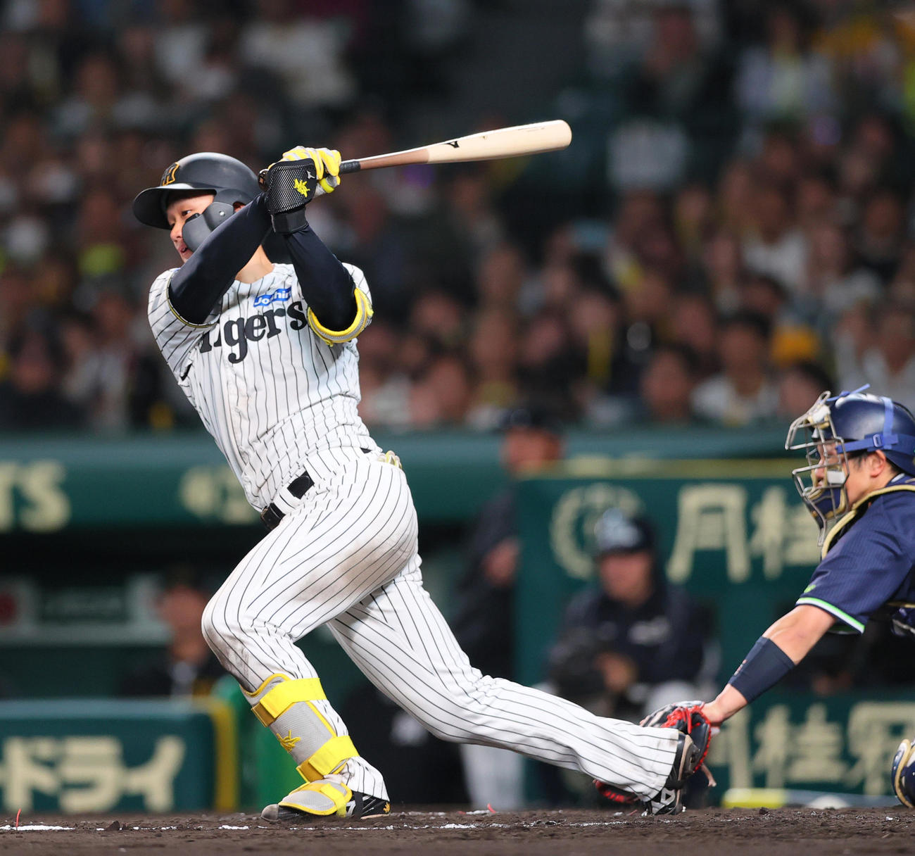 阪神対ヤクルト　7回裏阪神2死一、三塁、森下は遊適時内野安打を放つ（撮影・上山淳一）