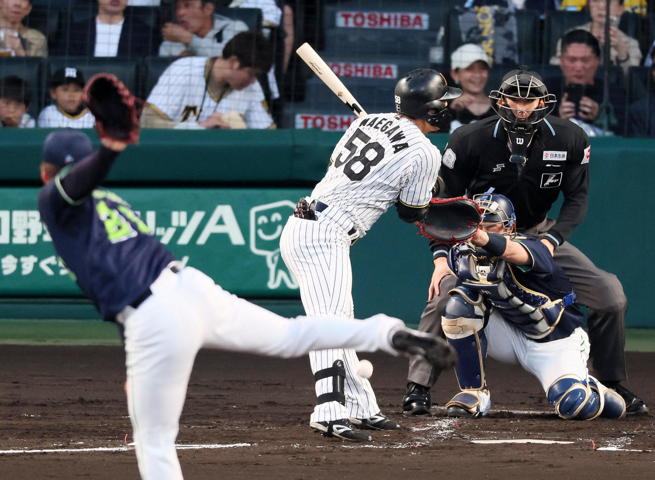 阪神対ヤクルト　2回裏阪神1死、前川は死球を受ける。投手奥川（撮影・加藤哉）