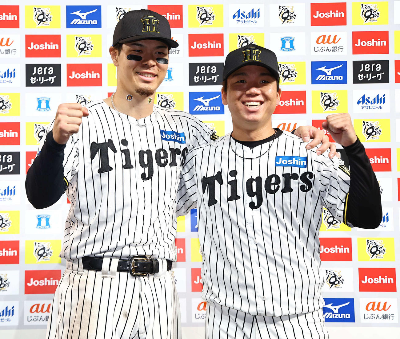 阪神対ヤクルト　お立ち台で笑顔を見せる佐藤輝（左）と村上（撮影・上田博志）