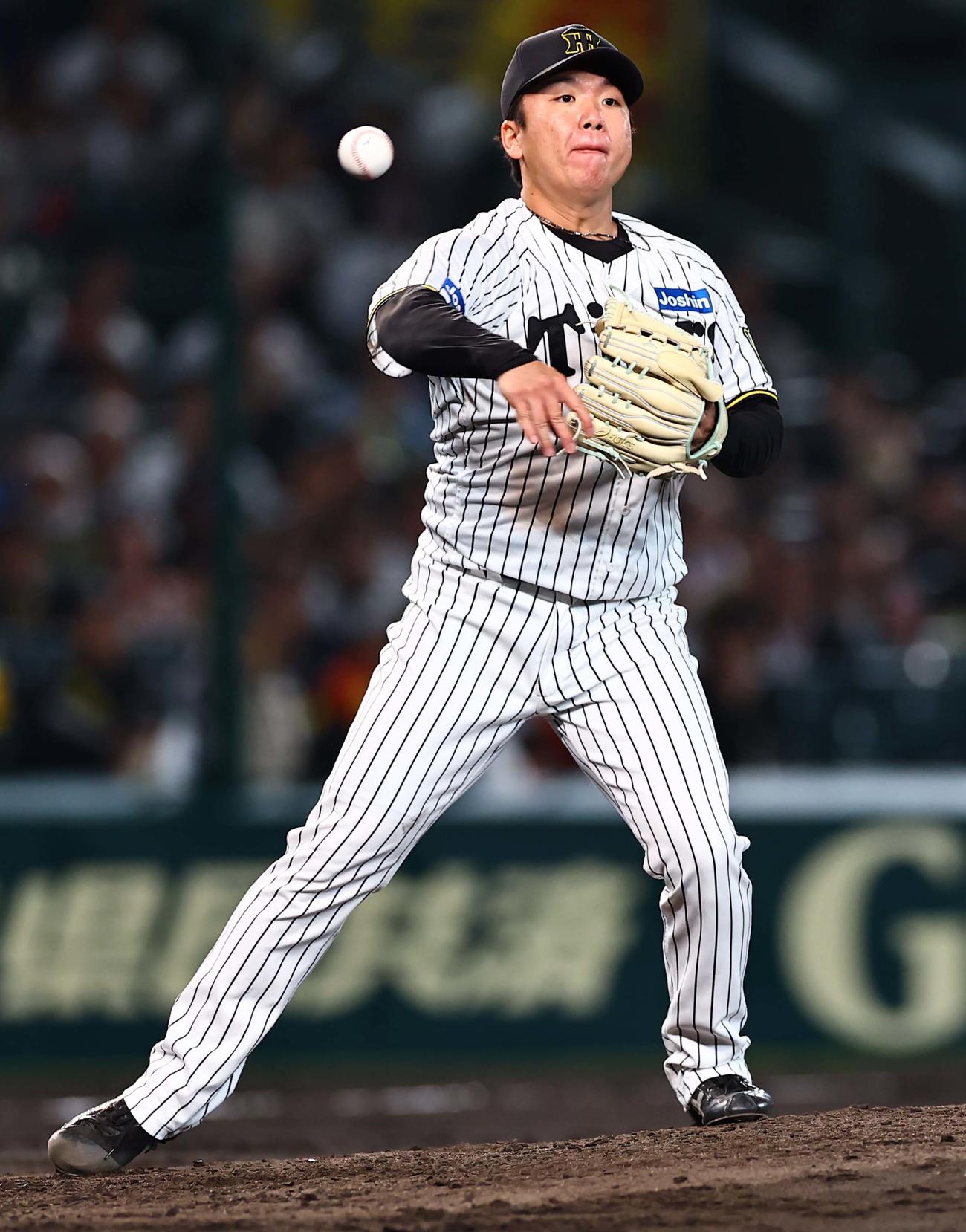 阪神対ヤクルト　5回表ヤクルト1死一塁、武岡の投直を好捕した村上頌樹は一塁へ投げて併殺を成立させる（撮影・上田博志）