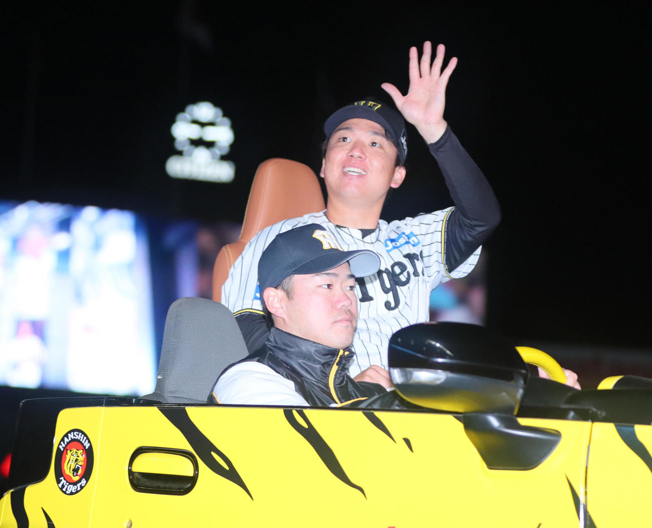 阪神対ヤクルト　ファンの声援に応えるヒーローの阪神村上（撮影・上山淳一）