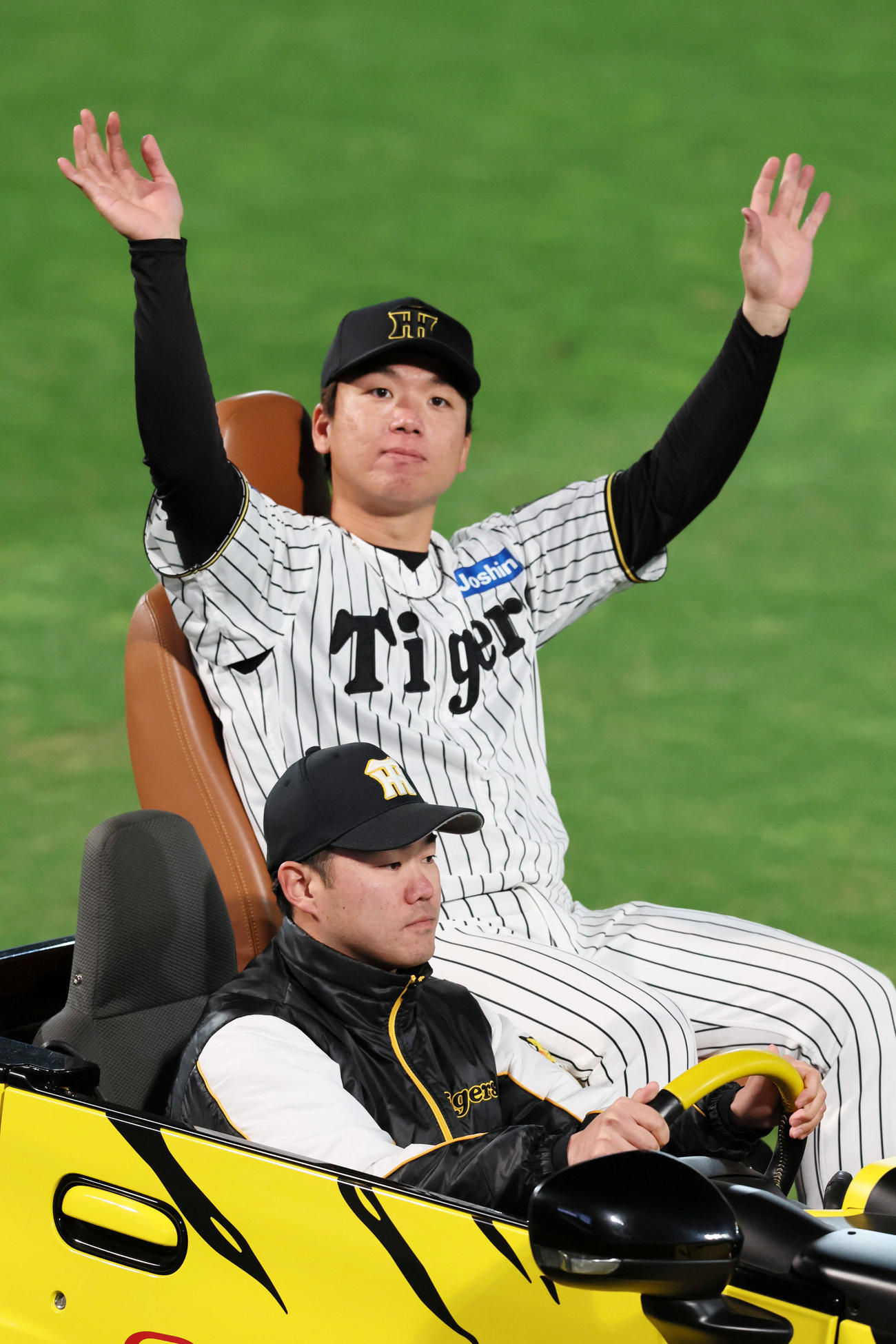 阪神対ヤクルト　ヤクルトに勝利しリリーフカーで場内1周する村上（撮影・加藤哉）