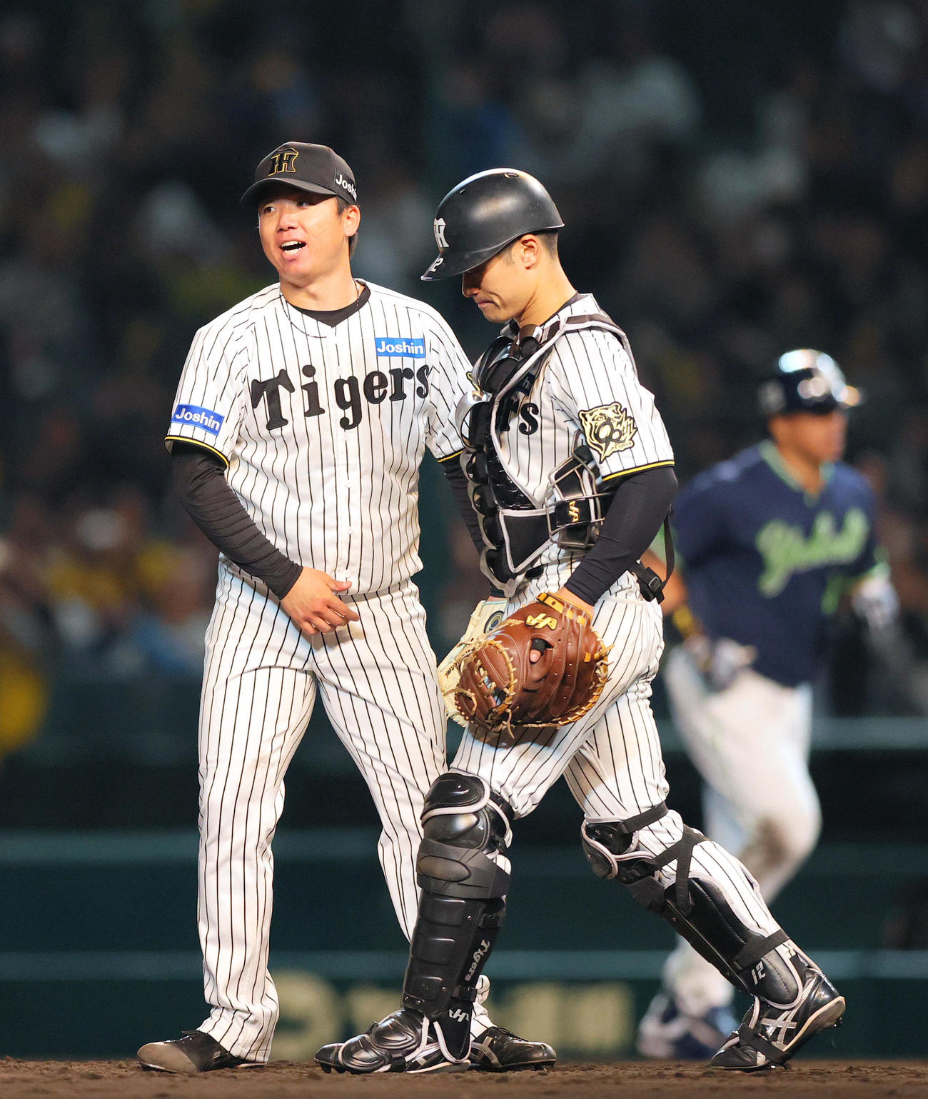 阪神対ヤクルト　ヤクルト打線を5安打完封した村上（左）は捕手坂本と握手をかわし笑顔を見せる（撮影・上山淳一）