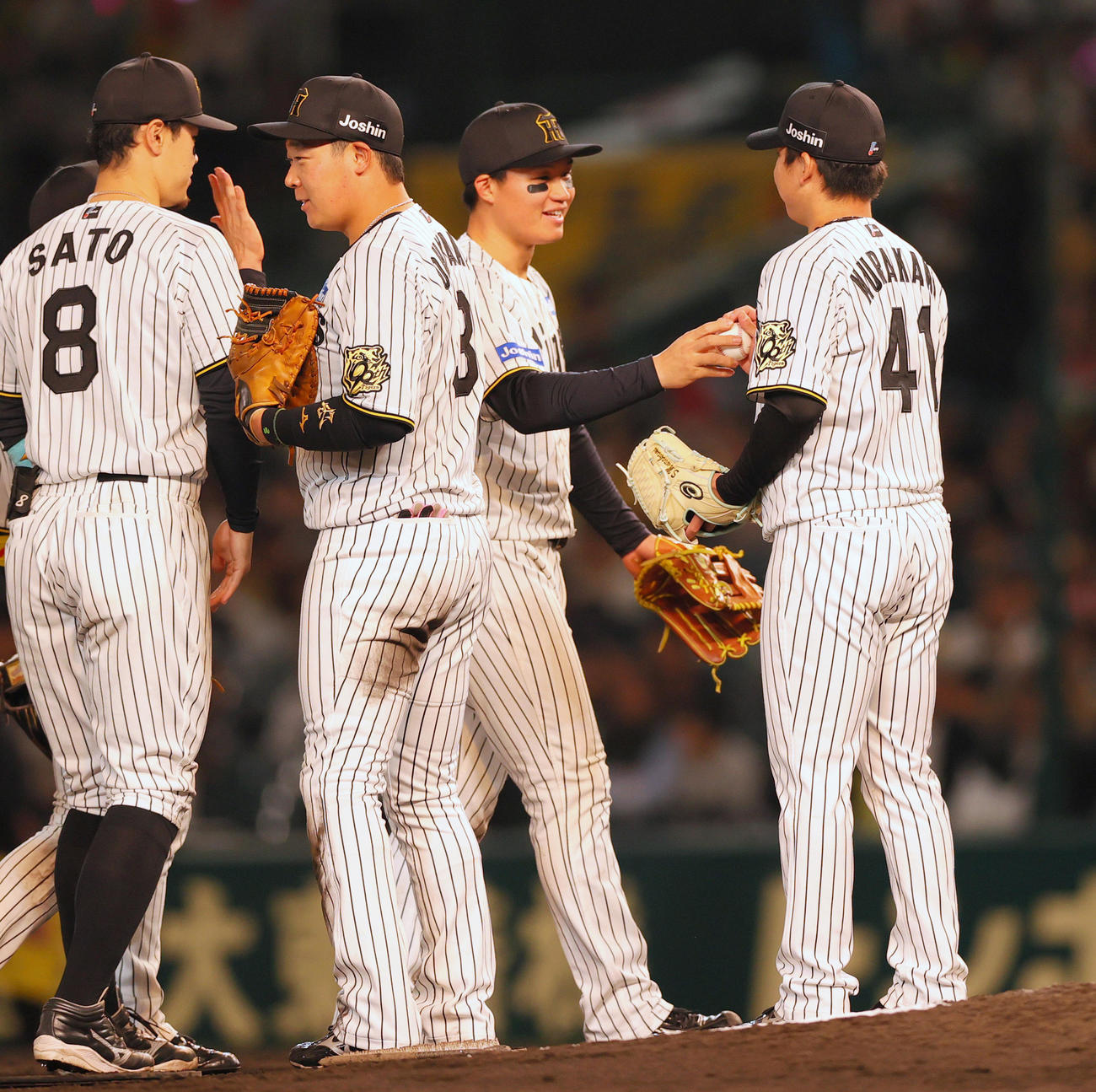 阪神対ヤクルト　ヤクルトから完封勝利した村上（右）は森下からウイニングボールを受け取る（撮影・上山淳一）