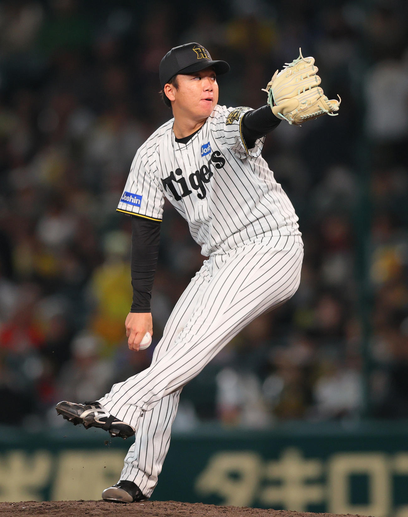 阪神対ヤクルト　8回表、力投する阪神先発の村上（撮影・上山淳一）