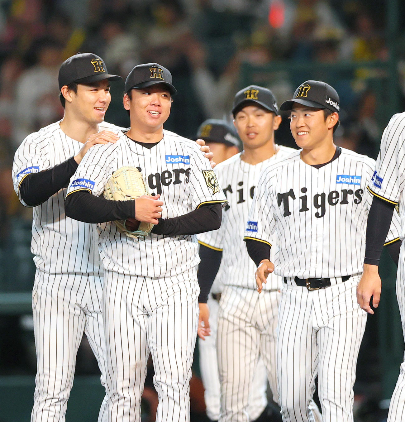 阪神対ヤクルト　ヤクルトに完封勝利を挙げた村上（手前）はチームメイトから祝福するを受ける撮影・上山淳一）