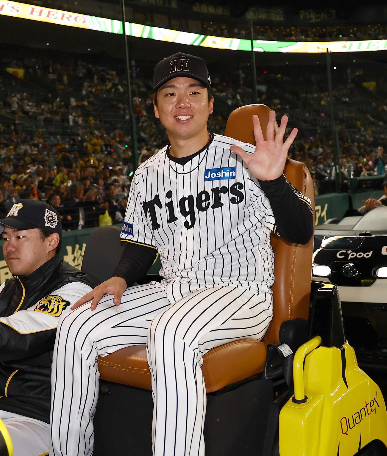 阪神対ヤクルト　5勝目をあげた村上は笑顔を見せる（撮影・上田博志）
