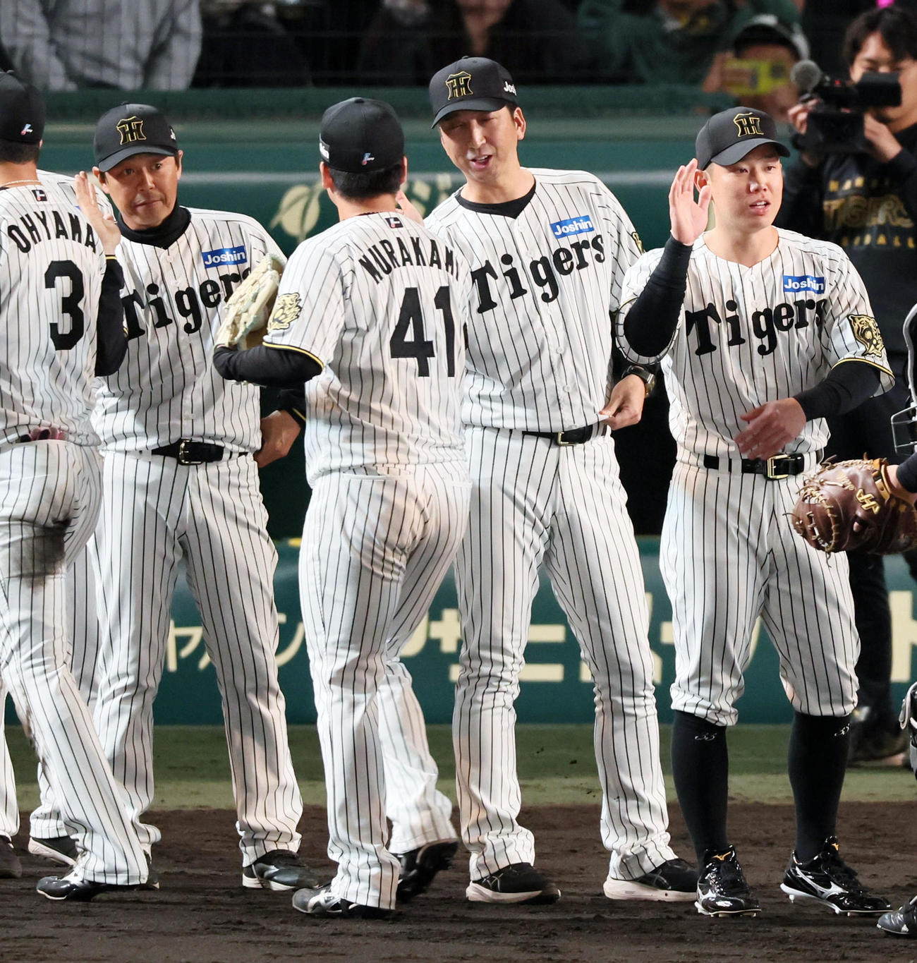 阪神対ヤクルト　ヤクルトに勝利し村上（左）らナインとタッチする藤川監督（撮影・加藤哉）
