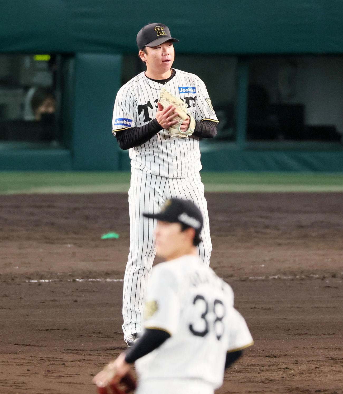 阪神対ヤクルト　9回表ヤクルト2死、村上はオスナを右飛に仕留めグラブを叩いた（撮影・加藤哉）