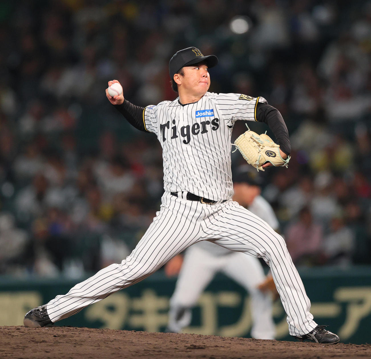 阪神対ヤクルト　8回表、力投する阪神先発の村上（撮影・上山淳一）