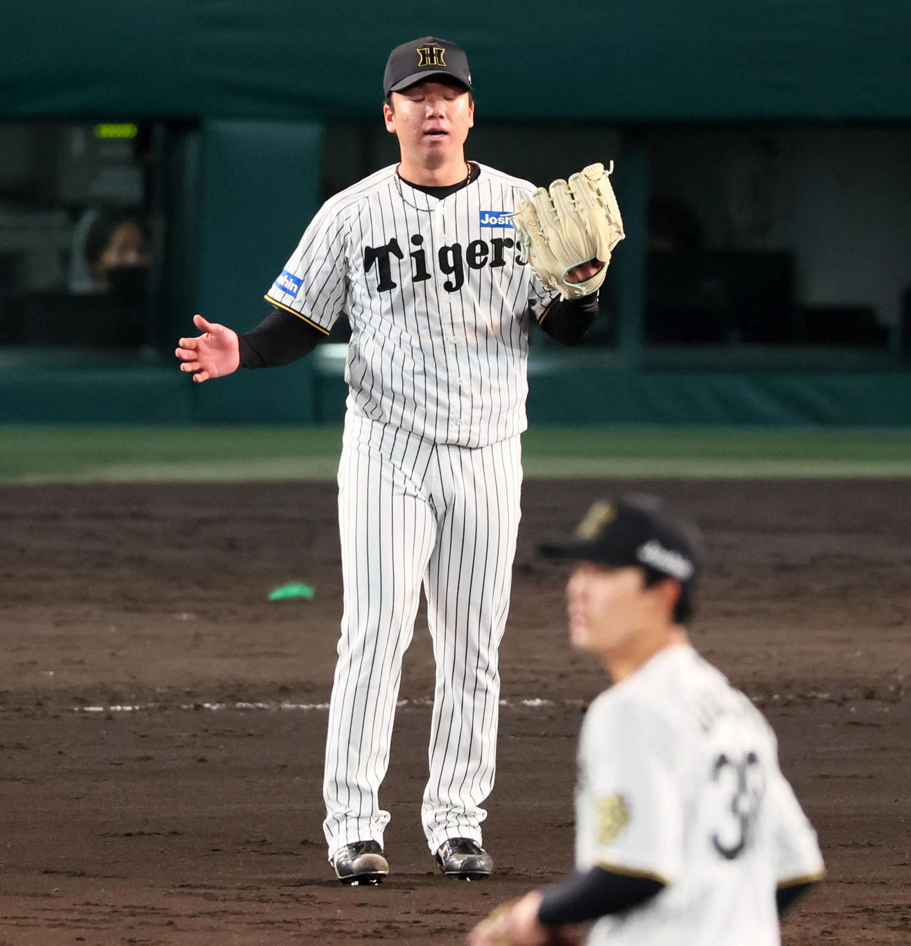 阪神対ヤクルト　9回表ヤクルト2死、村上はオスナを右飛に仕留めグラブを叩いた（撮影・加藤哉）