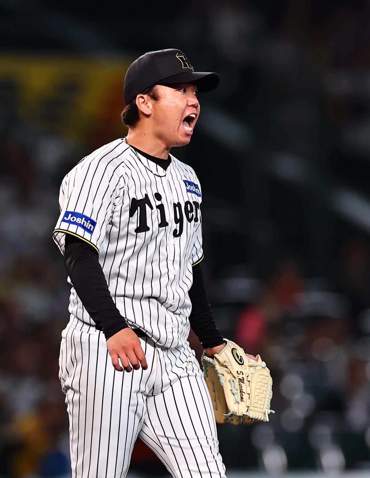 阪神対ヤクルト　9回表ヤクルト2死、完封勝利した村上は雄たけびをあげる（撮影・上田博志）