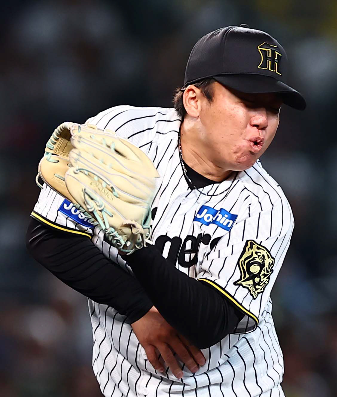 阪神対ヤクルト　5回表ヤクルト1死一塁、村上は武岡の投直を好捕する（撮影・上田博志）