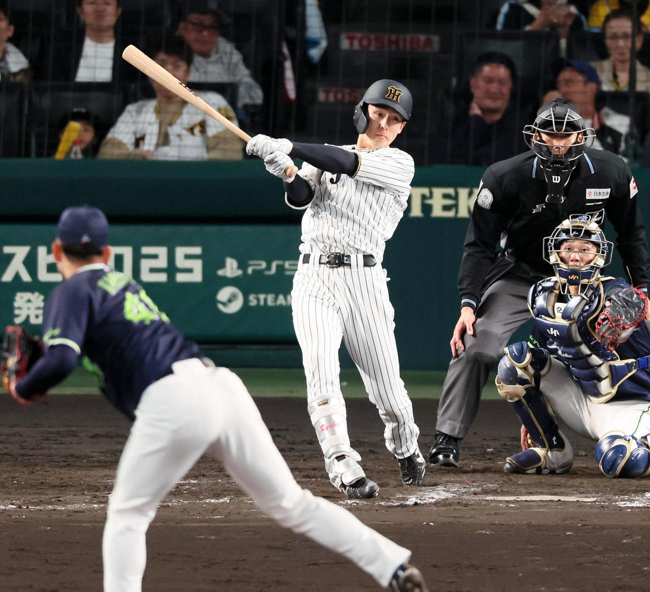 阪神対ヤクルト　8回裏阪神2死一塁、小幡は左前打を放つ。投手金久保（撮影・加藤哉）