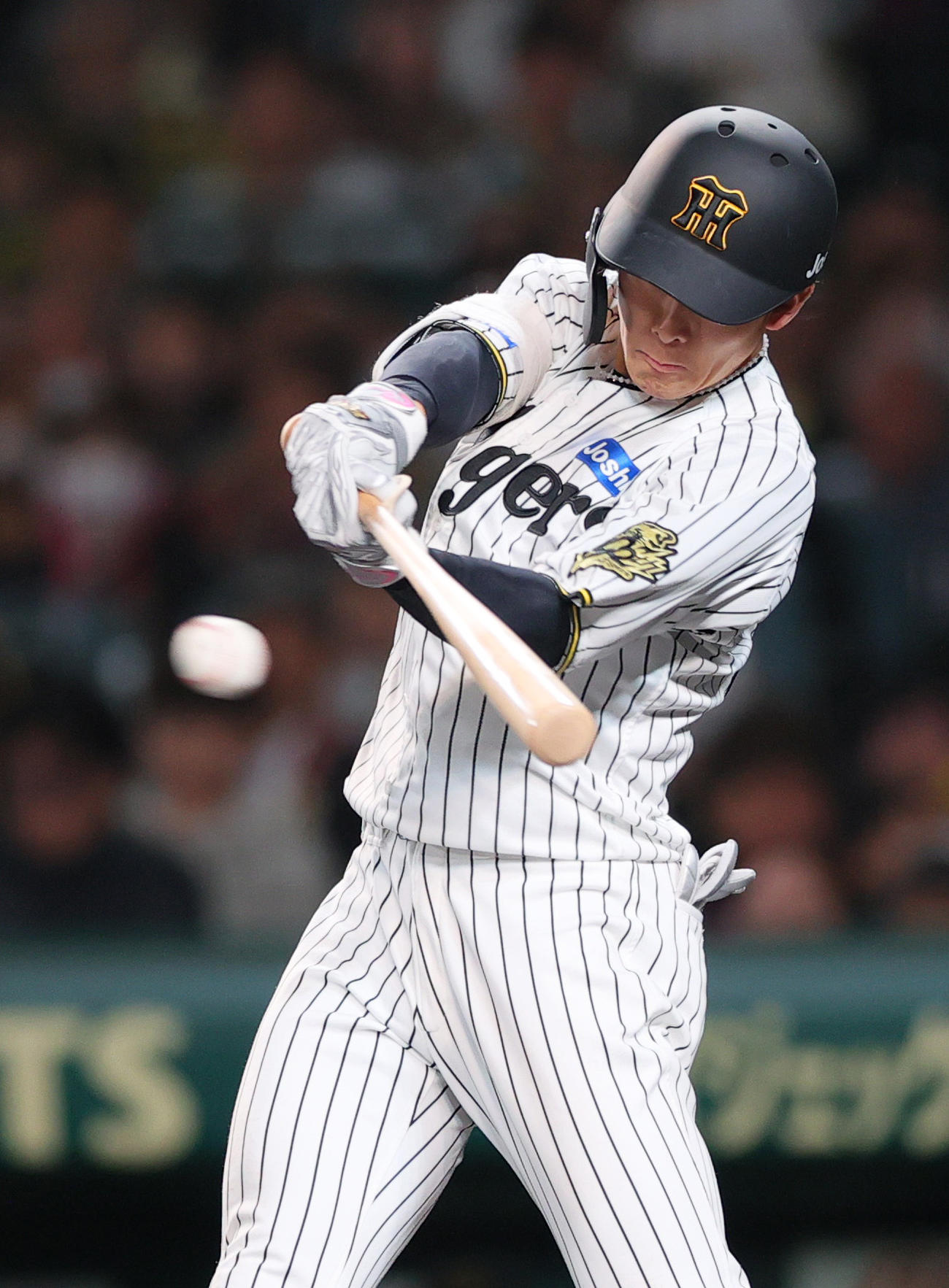 阪神対ヤクルト　7回裏阪神無死、小幡は中前打を放つ（撮影・上山淳一）