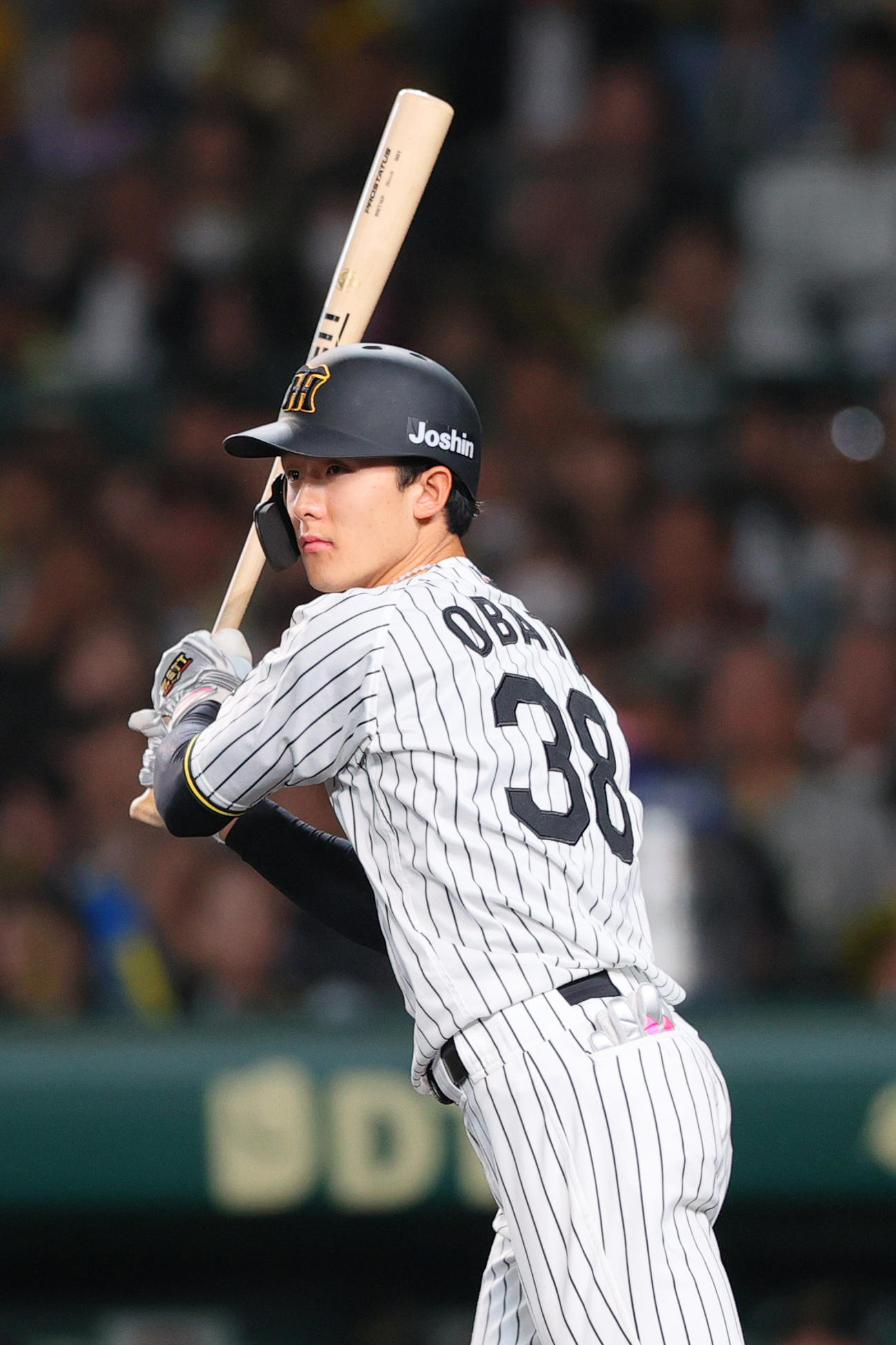 阪神対ヤクルト　8回裏阪神2死一塁、小幡は左前打を放つ（撮影・上山淳一）