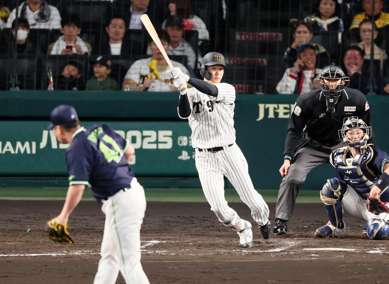 阪神対ヤクルト　7回裏阪神無死、小幡は中前打を放つ。投手矢崎（撮影・加藤哉）