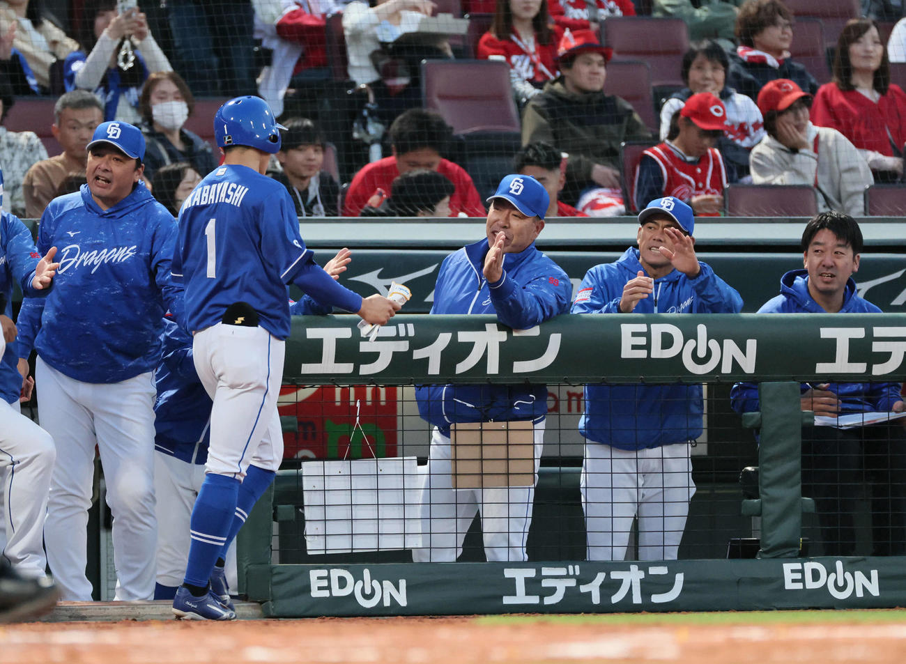 広島対新中日　3回表中日1死満塁、ボスラーの同点の左2点適時二塁打で生還した岡林を迎える井上監督（中央）（撮影・加藤孝規）