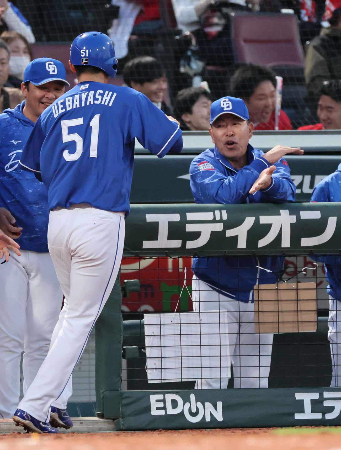 広島対新中日　3回表中日1死二、三塁、カリステの勝ち越し左適時打で生還した上林を迎える井上監督（右）（撮影・加藤孝規）