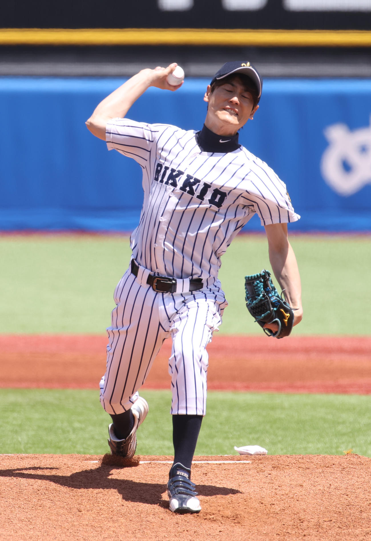 早大対立大戦の前に始球式を務めた立大OBの上重聡氏（撮影・柴田隆二）