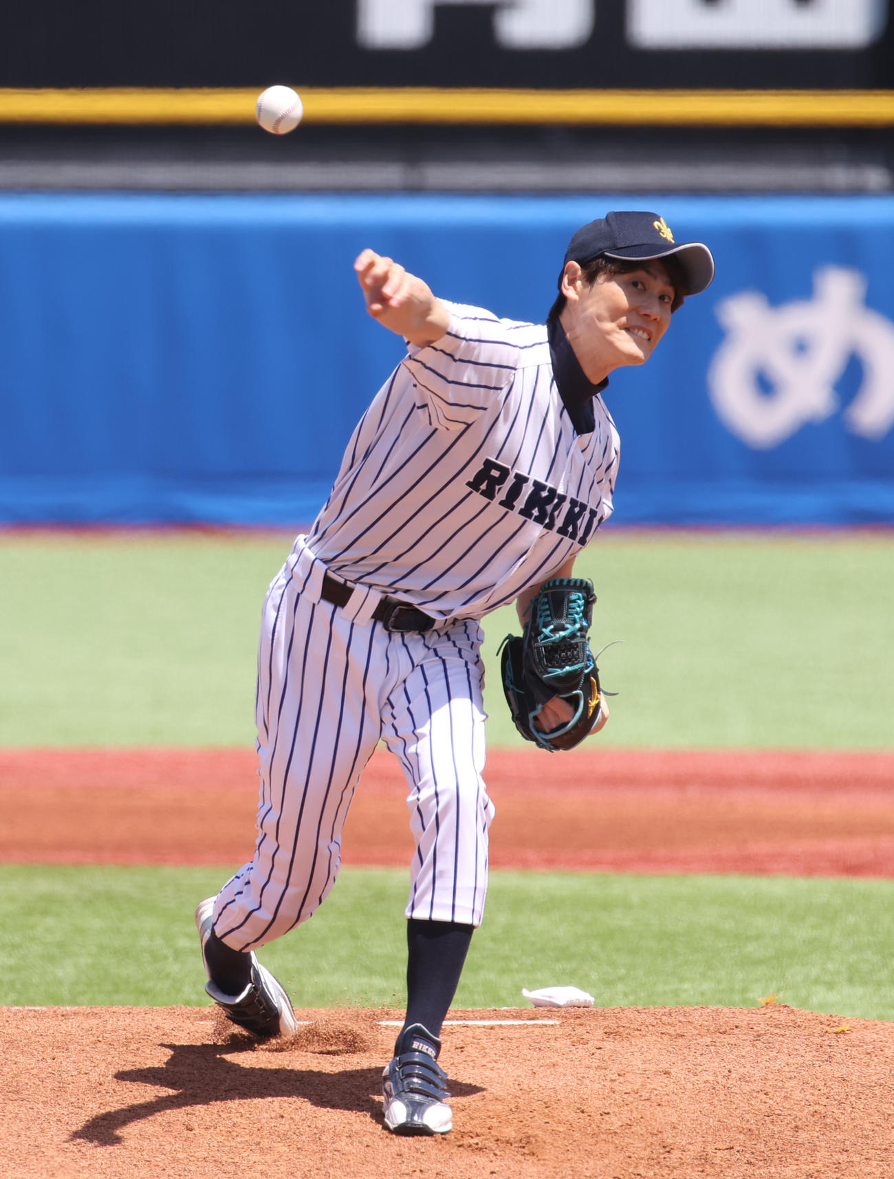 早大対立大戦の前に始球式を務めた立大OBの上重聡氏（撮影・柴田隆二）