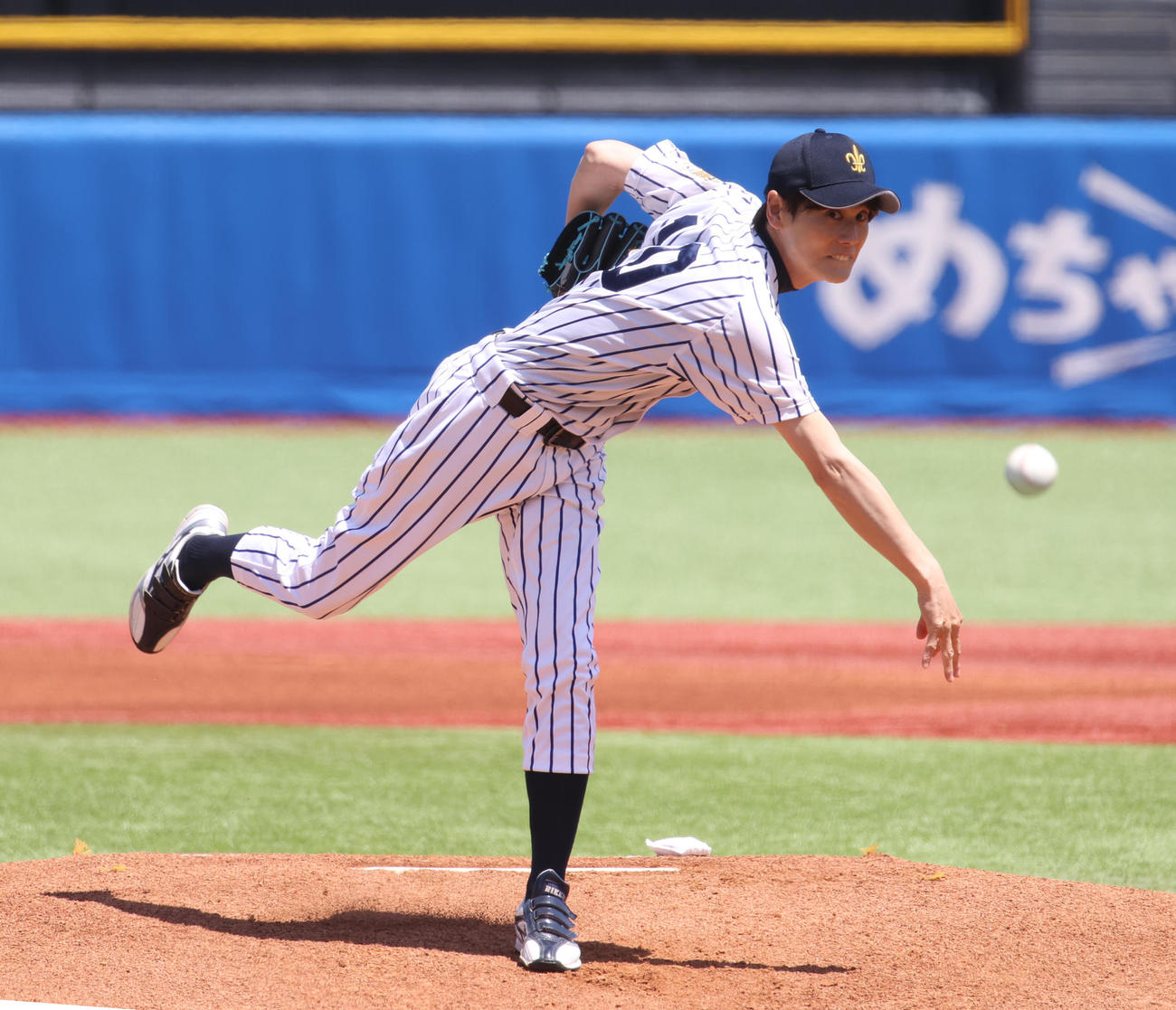 早大対立大戦の前に始球式を務めた立大OBの上重聡氏（撮影・柴田隆二）