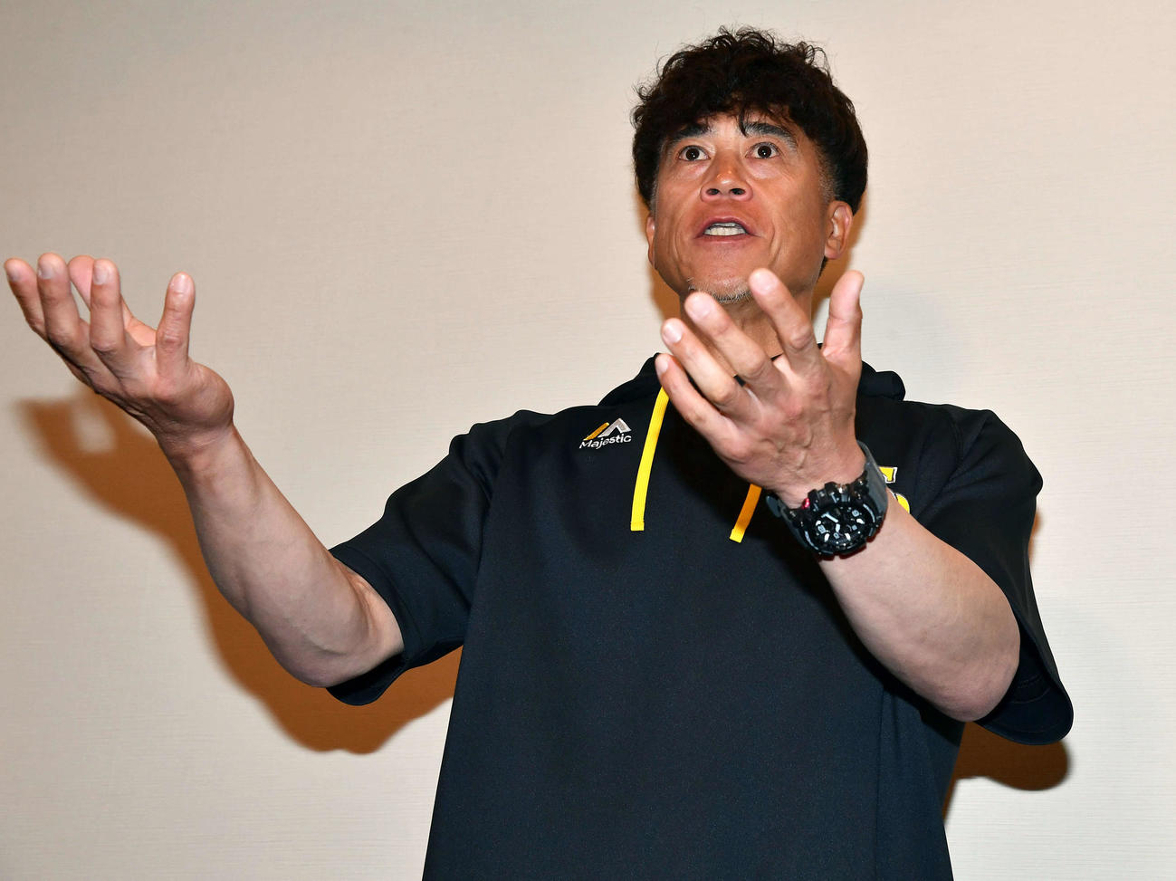 スキルコーチのベンチ入り登録を行い、会見で説明するソフトバンク城島CBO（撮影・岩下翔太）