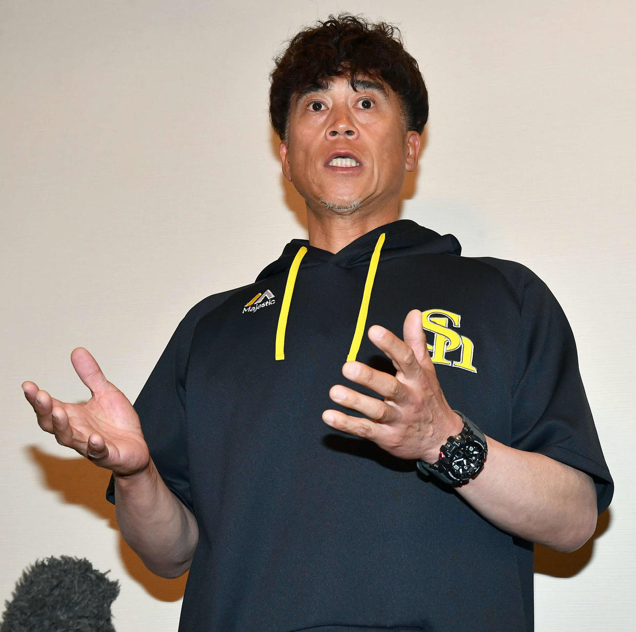 スキルコーチのベンチ入り登録を行い、会見で説明するソフトバンク城島CBO（撮影・岩下翔太）