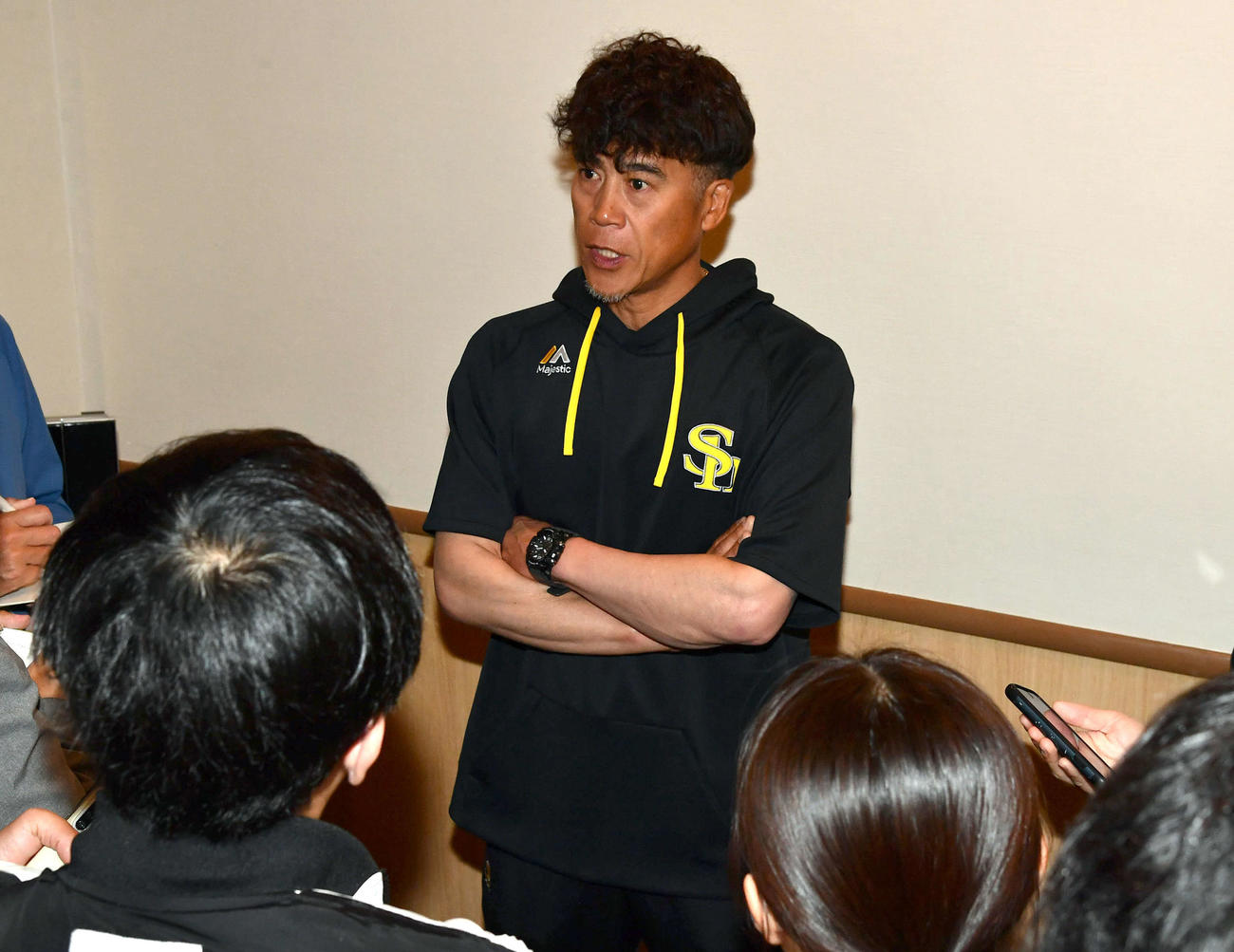 スキルコーチのベンチ入り登録を行い、囲み取材を受けるソフトバンク城島CBO（撮影・岩下翔太）